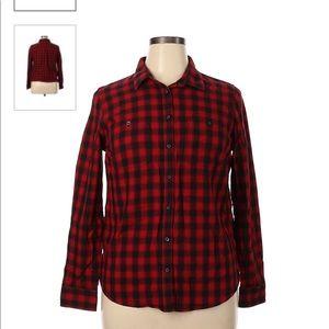 Black and red flannel. Very comfy and soft! Made from 100 percent cotton.